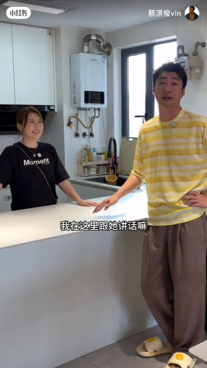 蔡淇俊笑言吧台設計方便太太煮飯時二人隨時聊天交流。 蔡淇俊笑言吧台設計方便太太煮飯時二人隨時聊天交流。