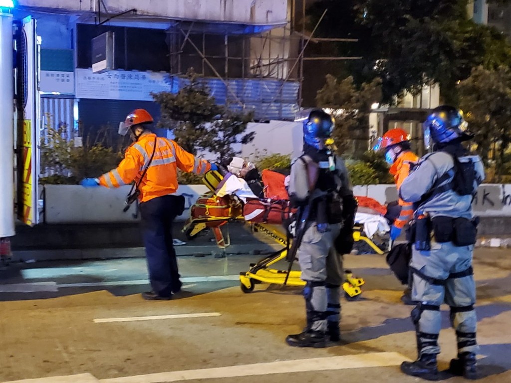 警方在碧街油麻地站A1出口外，進行拘捕行動，多人受傷。 資料圖片