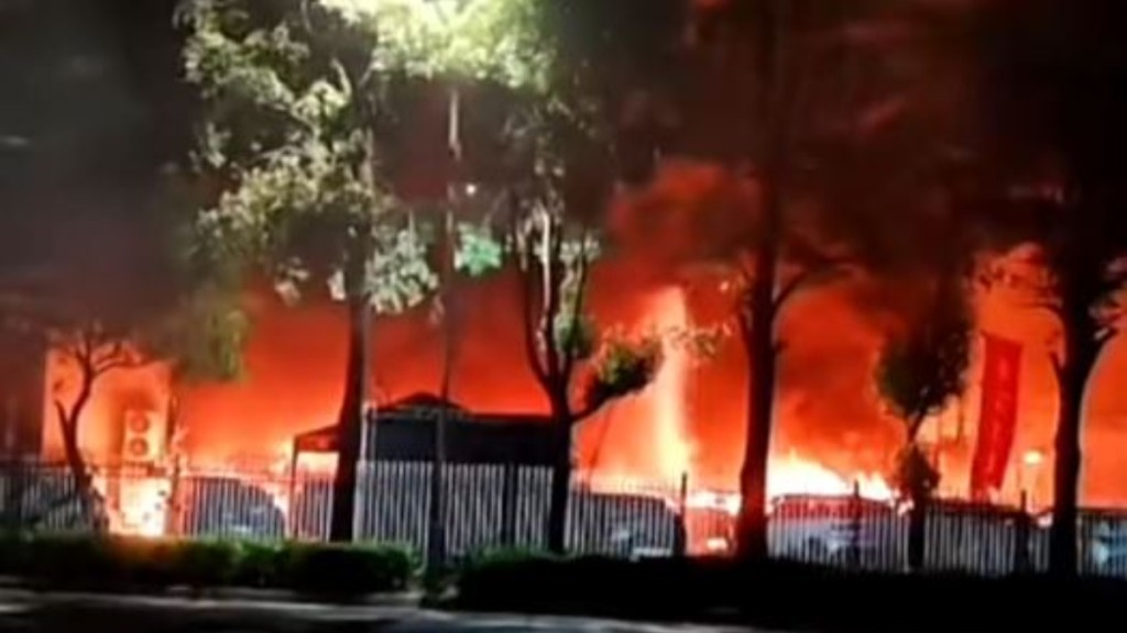 福建比亞迪4S店燒通頂，7輛新能源車全毀。