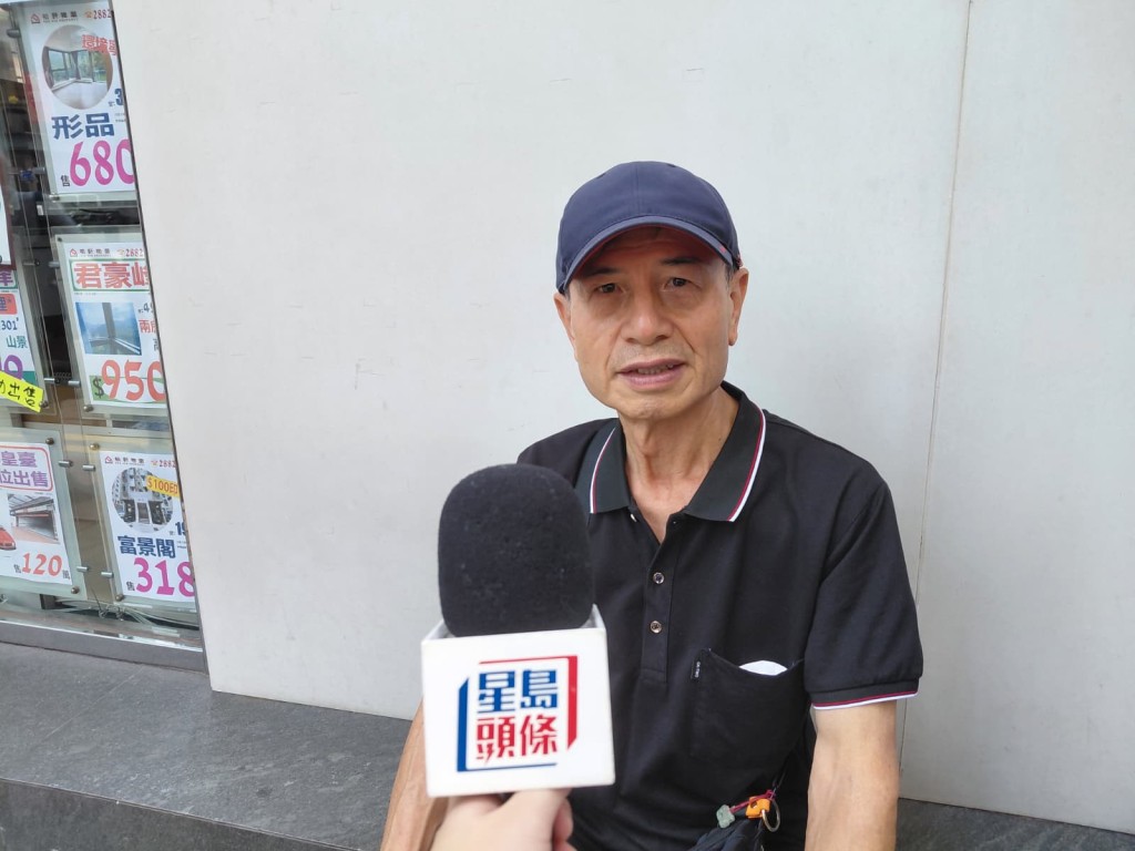 市民陳先生指董建華「德高望重,愛國愛港」。周育瑩攝 市民陳先生指董建華「德高望重,愛國愛港」。周育瑩攝