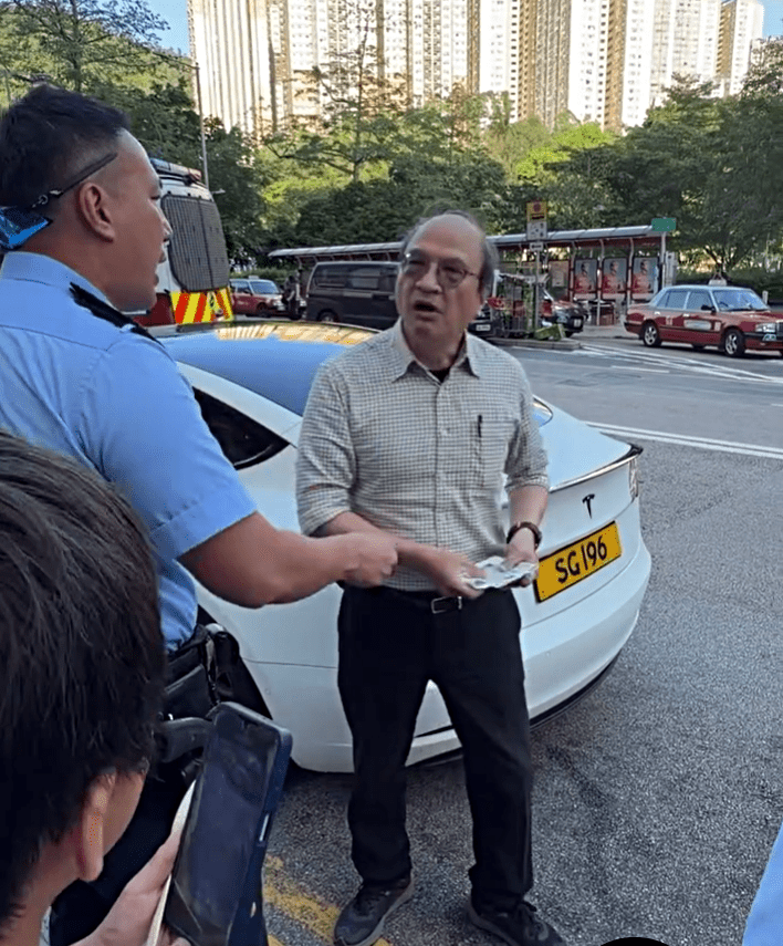 司機被抄牌後離去。fb：向香港警察致敬 