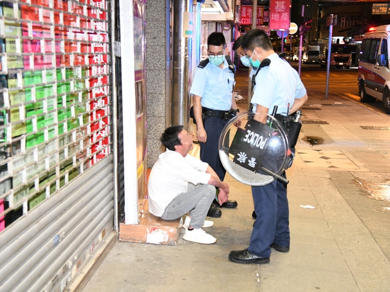 警方發現男事主滿身酒氣,但無受傷。