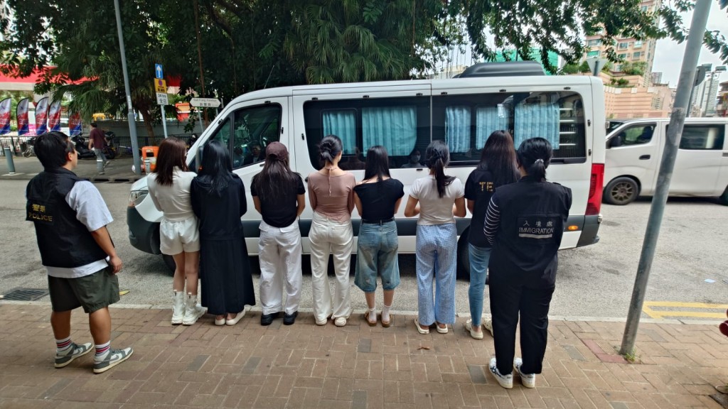 跨部門大埔及上水區掃黃，拘捕14名內地女子。警方圖片