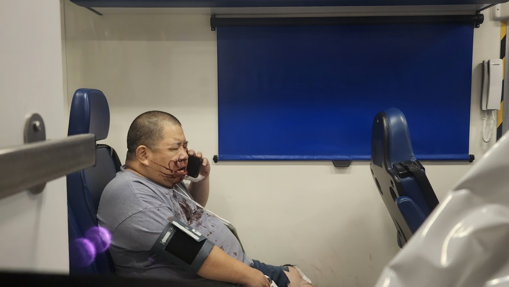 傷者由救護車送院。 傷者由救護車送院。
