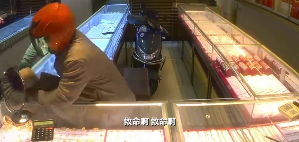 匪徒襲擊店主。 閉路電視畫面