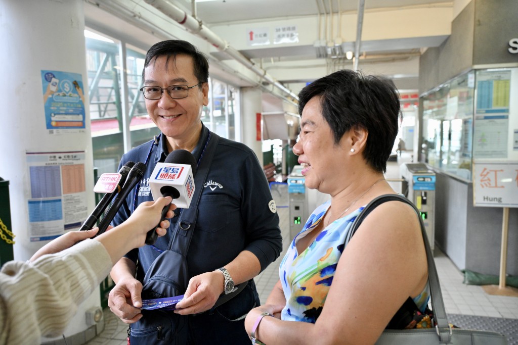 黃生黃太今早途經中環,得知新航線消息後順道領取免費船票。 黃生黃太今早途經中環,得知新航線消息後順道領取免費船票。