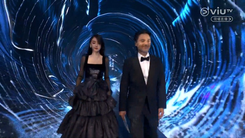 杨颖与冯德伦颁发最佳亚洲华语电影。
