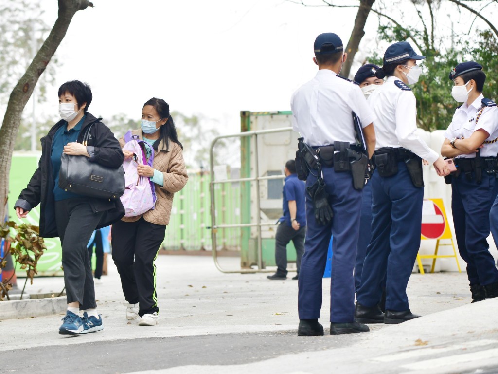 警方安排死者家屬到富山殮房認領遺體。