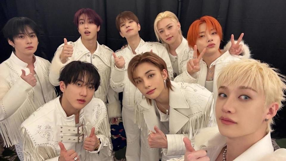 鉉辰（下排中）演出時因跳舞太激烈，耳環掉落。