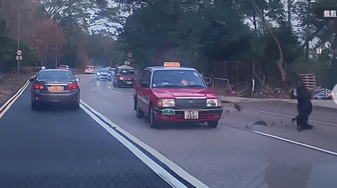 電單車高速駛至，直撞的士車尾，鐵騎士隨即被拋飛。網上片段截圖