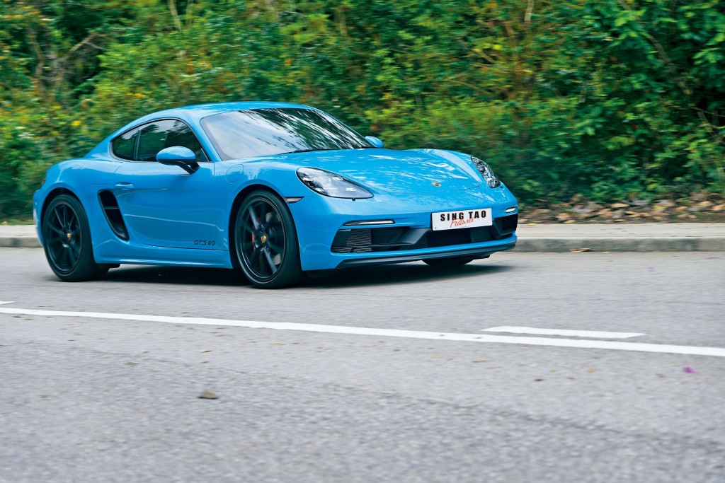 Cayman GTS 4.0采用GT4的4公升平六自然吸气引擎，马力400ps，配合6速棍波，速度感跟GT4相若，悬挂吸震则更舒适。