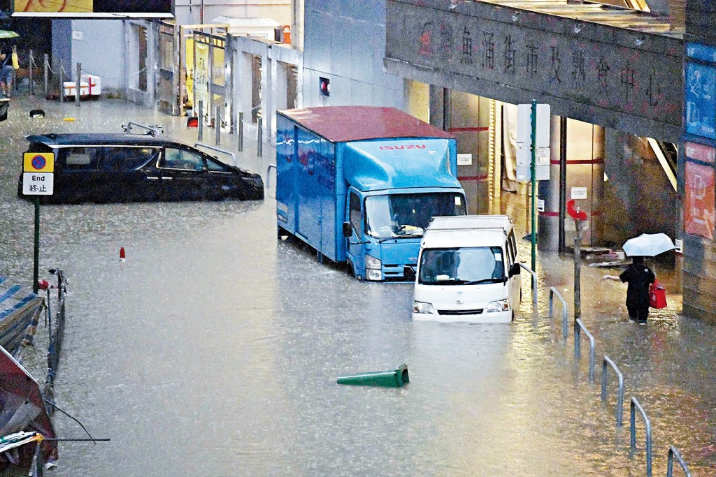 鰂魚涌街成澤國,多輛汽車被困水中。