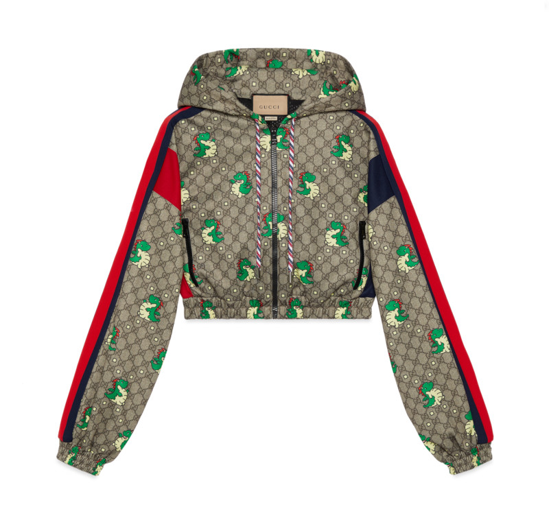 糅合Gucci招牌GG Logo与卡通小龙图案的Cropped Length运动外套，诠释另类贺年服。