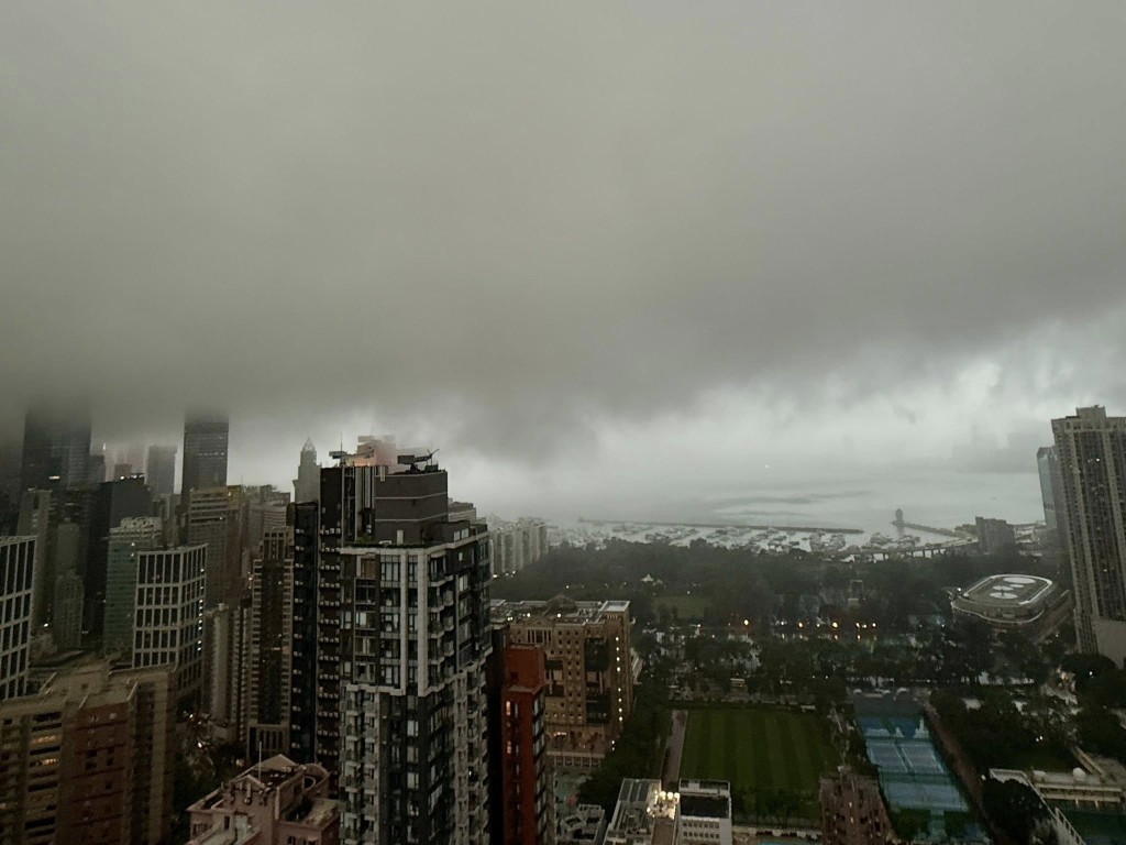網民:黃雨警報之下,黑雲壓城,慢慢降下來。sylviahon@Threads截圖 網民:黃雨警報之下,黑雲壓城,慢慢降下來。sylviahon@Threads截圖