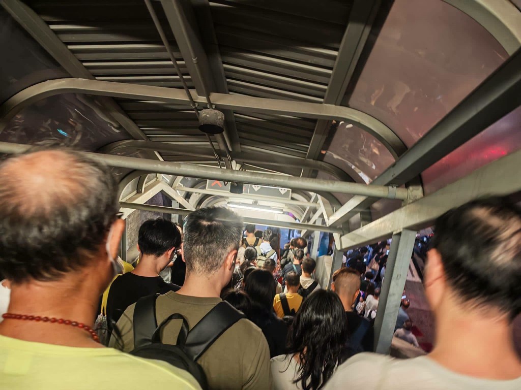 大批不知情的市民繼續乘搭電梯下行,導致站內同一時聚集大批人流嚴重擠擁,造成恐慌。鄧家彪fb 大批不知情的市民繼續乘搭電梯下行,導致站內同一時聚集大批人流嚴重擠擁,造成恐慌。鄧家彪fb