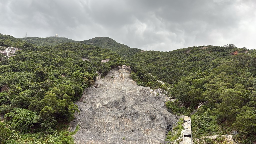 土力工程處暴雨期間及雨後,先後派員及無人機檢查山體。 土力工程處暴雨期間及雨後,先後派員及無人機檢查山體。