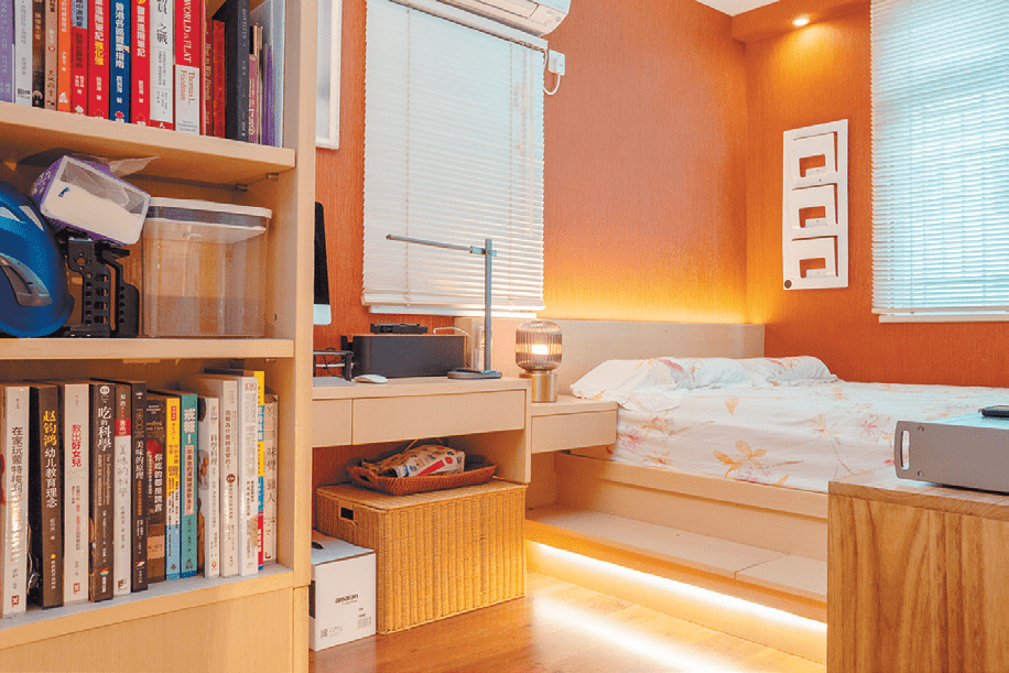 睡房中運用了地台及嵌入式木櫃設計，可供住戶收藏書本及衣服等雜物。