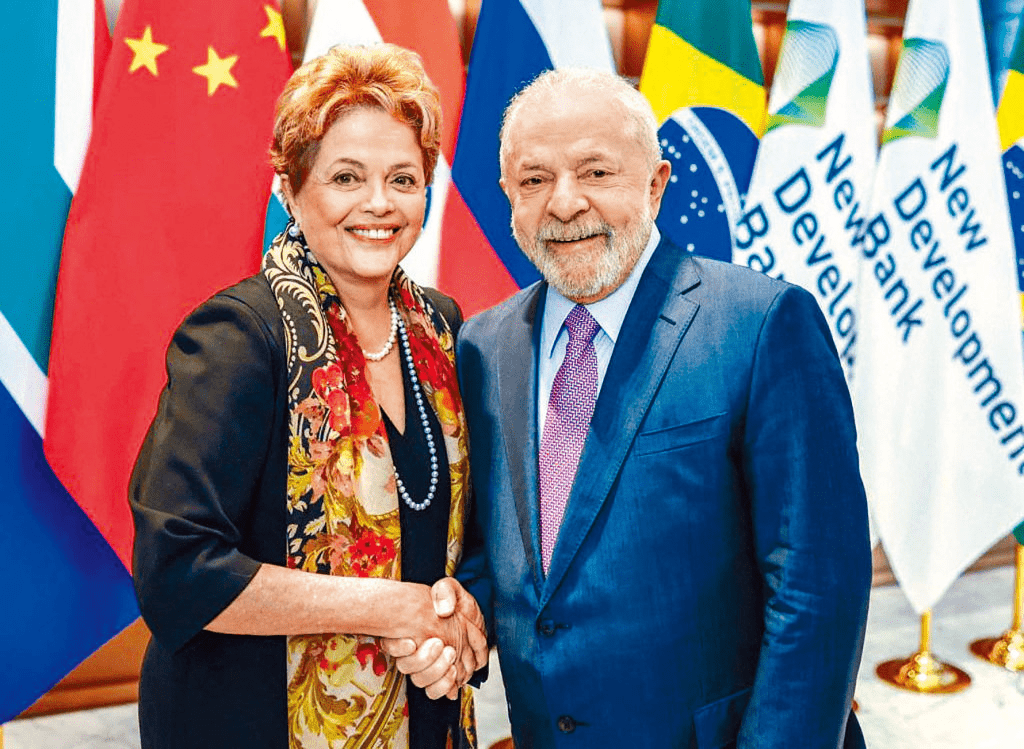 盧拉（右）昨日參加巴西前總統羅塞夫（左）的新開發銀行行長就職儀式。