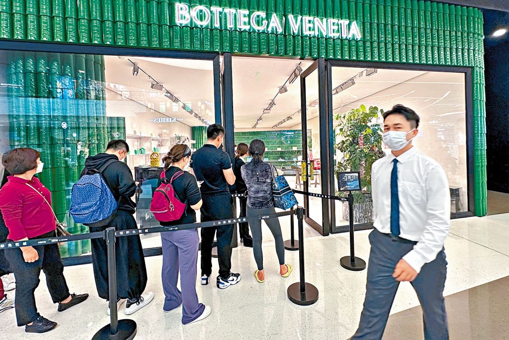 大年初四，海南三亚免税店大排长龙。