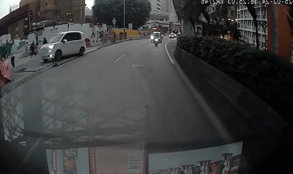 私家車剷上行人路。fb：車cam L（香港群組）