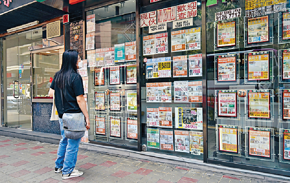 ■本港銀行加息壓力大增，二手樓市場持續淡靜。    資料圖片
