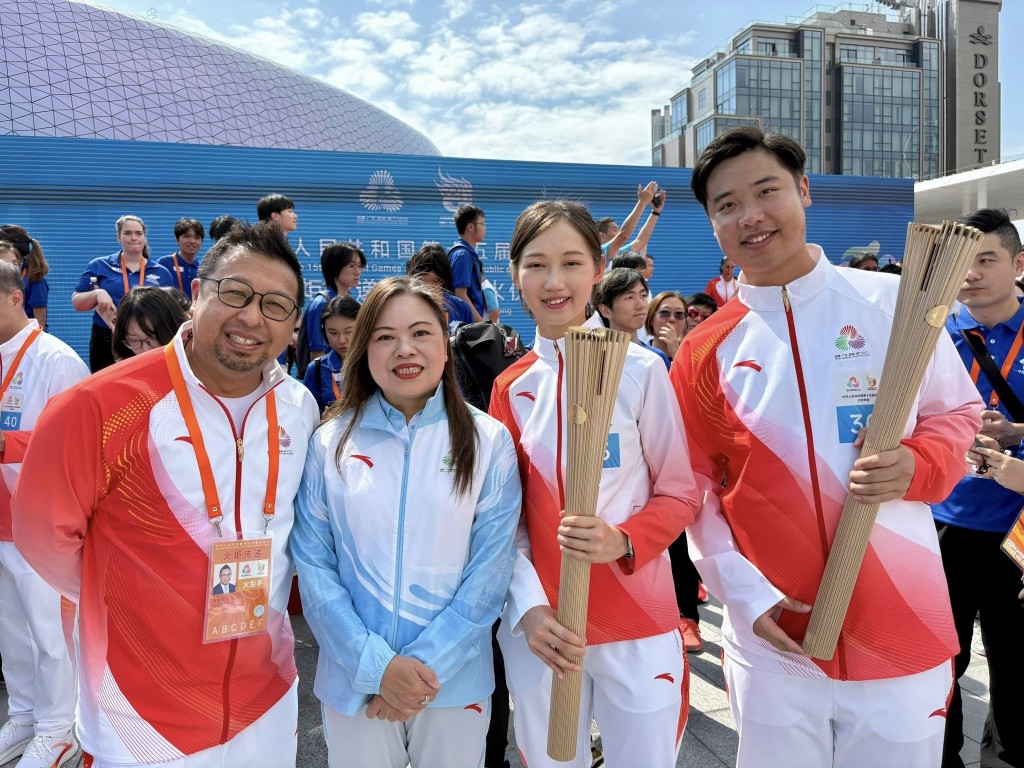 羅淑佩與不同火炬手「打卡」合照。