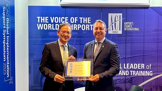 國際機場協會向李天柱(左)頒官方培訓合作夥伙認證。