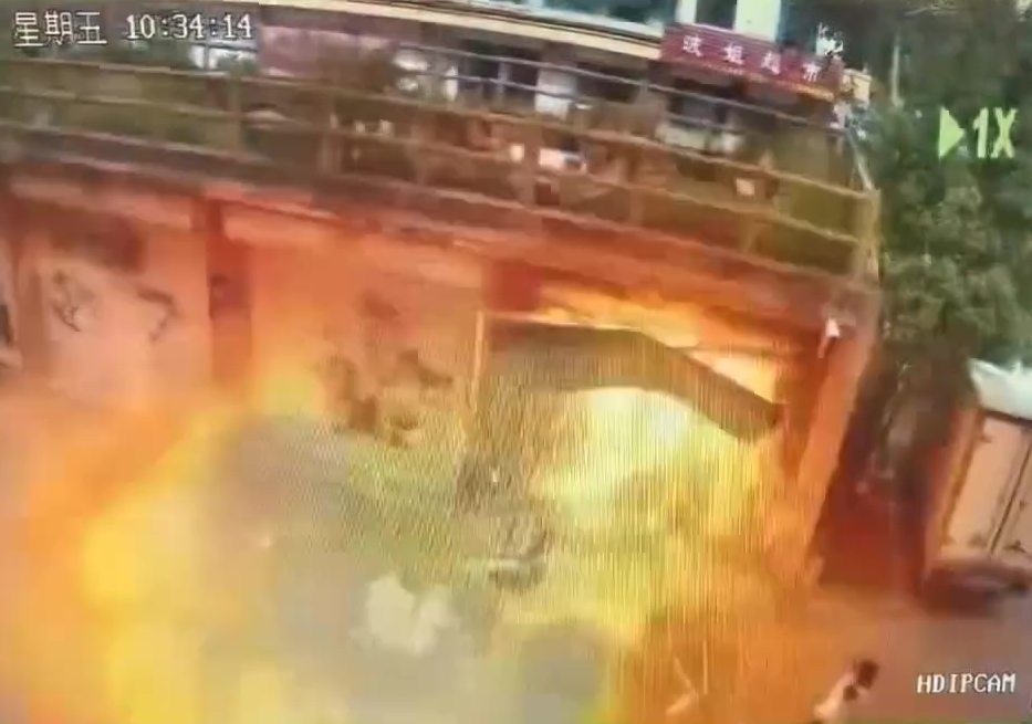 店舖忽然发生爆炸。