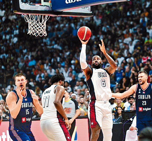 勒邦占士(右2)周三率美國友賽大勝勁敵塞爾維亞。