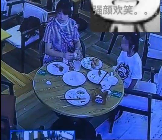 熊媽媽吃免費自助餐被阻止帶走食物，一怒下在女兒面對捏爛20隻雞蛋。微博