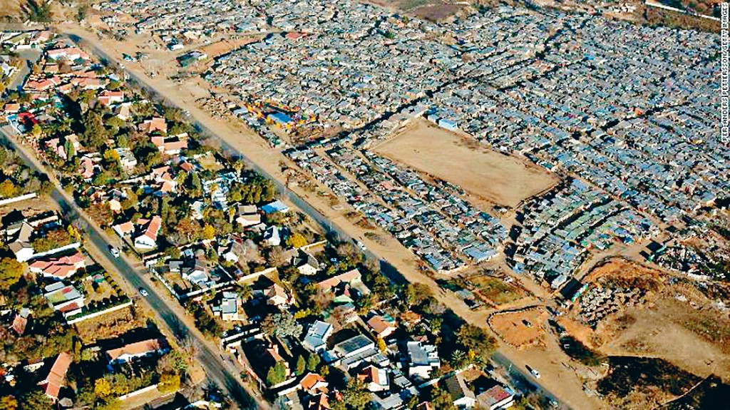 南非约翰内斯堡的布鲁布斯兰特中产区，与旁边的贫民区仅一街之隔。这张相片彰显南非的贫富悬殊。