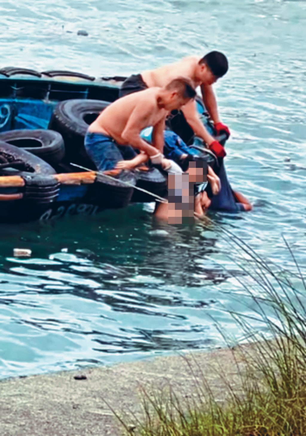 船家梁氏父子見義勇為，合力將兩母子拉上小艇。