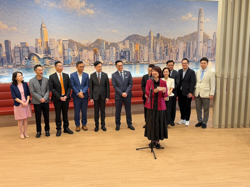 李慧琼致辭時祝賀餐廳開張大吉。 李慧琼致辭時祝賀餐廳開張大吉。