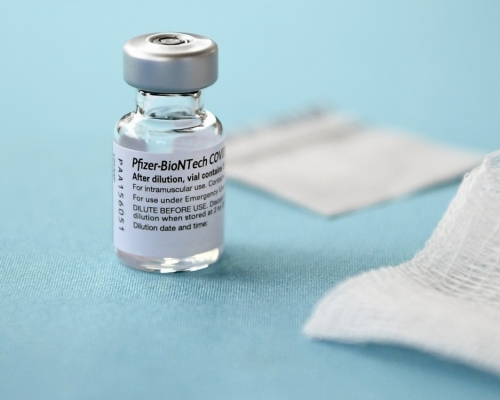 台灣當局批出復必泰疫苗的緊急使用授權。AP資料圖片