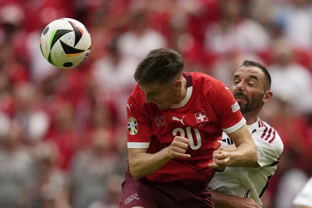 欧国杯A组瑞士(红衫)对匈牙利(白衫)。AP