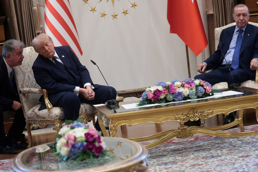 特朗普抵达土耳其安卡拉，率先与土国总统埃尔多安举行双边会谈。路透社