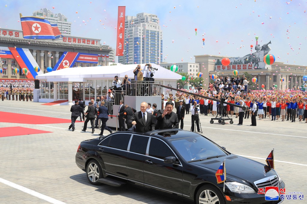 朝方在平壤金日成广场展开正式的欢迎仪式，还释放了漫天的气球。