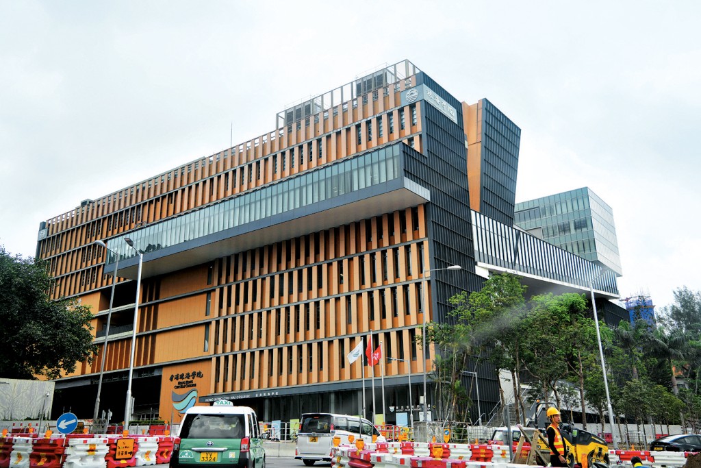 消息指，香港珠海學院財務總監葉錦真涉挪用校方77萬元公款，上周四被警方拘捕。