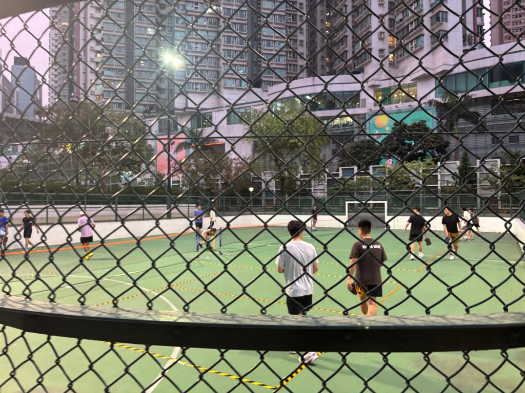 深水埗通州街五人足球場經常被匹克球玩家預訂，變相剝奪了原本想在該處踢球者的活動機會。