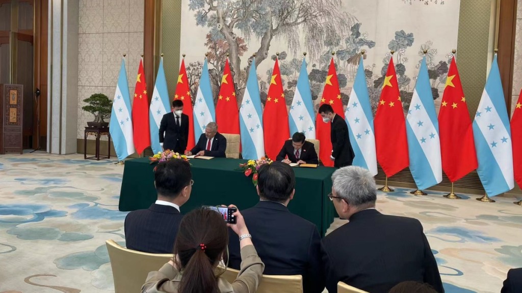 秦刚在北京与雷纳签署两国建交联合公报。