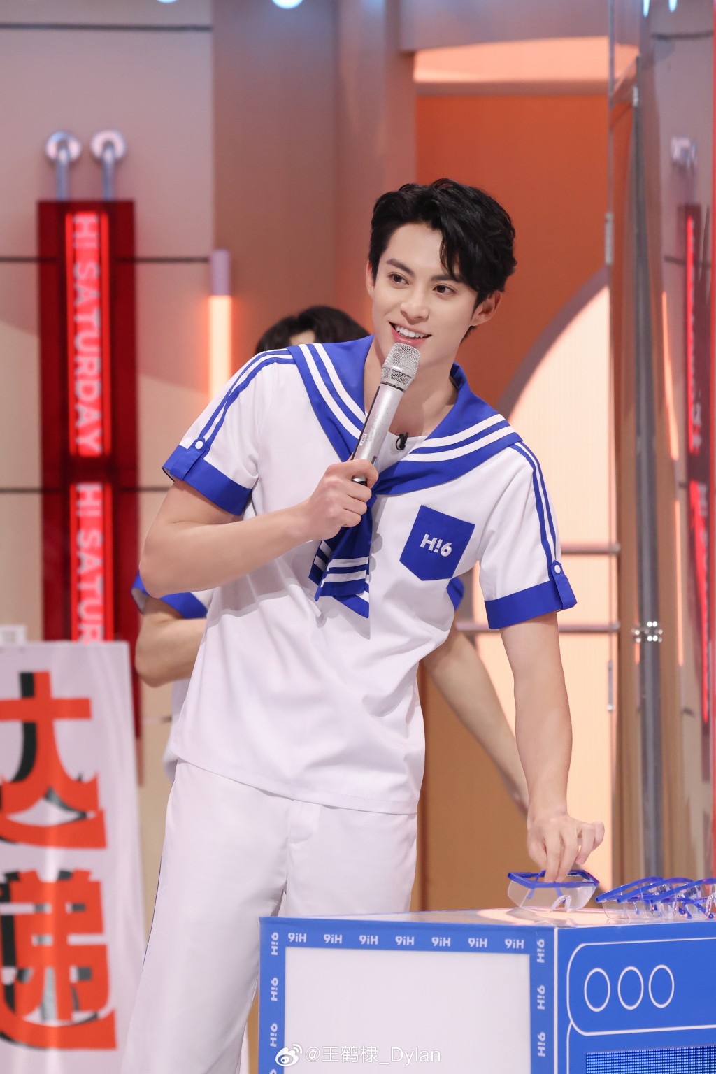 王鹤棣同年被选为湖南卫视综艺节目《你好，星期六》的常驻主持人。