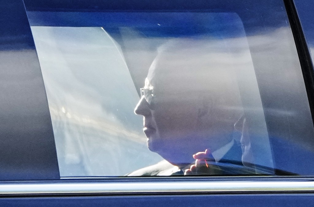 美國總統拜登及其他少數領袖卻可以乘自己的避彈專車出席。AP