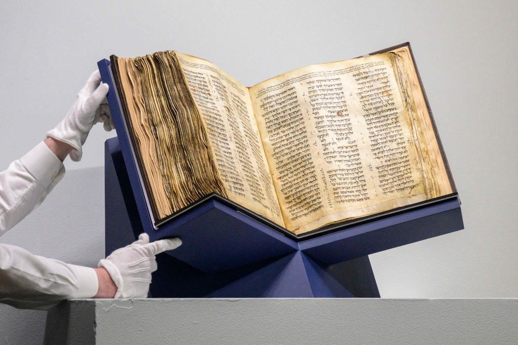 這本聖經抄本拍賣以近3億港幣成交。　路透社
