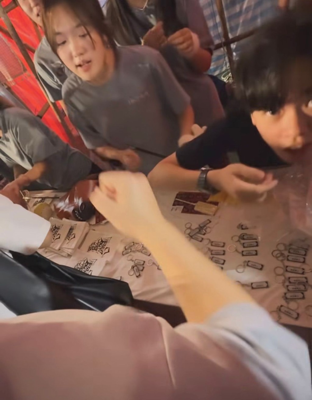 他們更在社交平台留言：「多謝姜濤支持我哋中學生舉辦嘅年宵。」