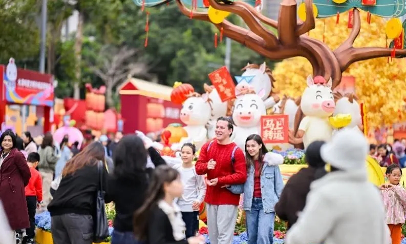 深圳愛國路迎春花市開幕，吸引不少外國人。微信@深圳大件事