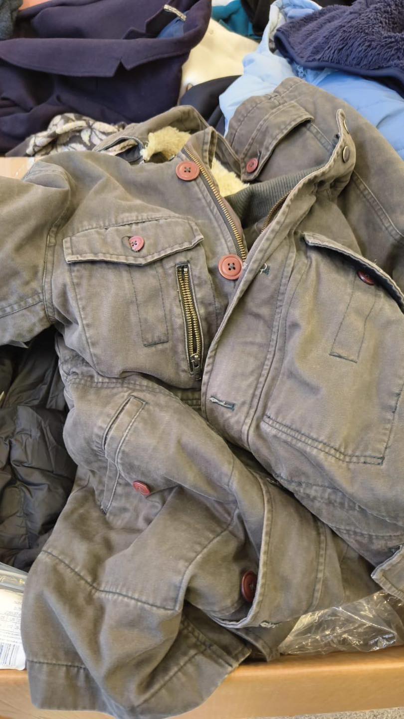 民政事務總署指有捐贈物資為二手衣服鞋襪,當中部分更滿佈污跡、破爛不堪。民政事務總署fb圖片 民政事務總署指有捐贈物資為二手衣服鞋襪,當中部分更滿佈污跡、破爛不堪。民政事務總署fb圖片