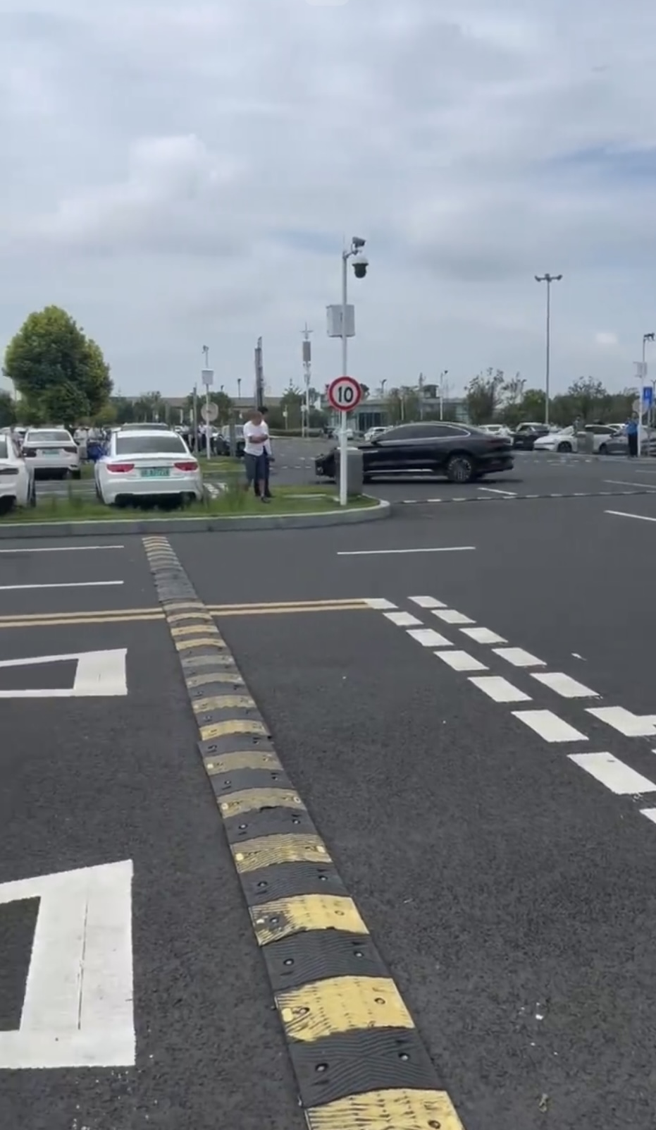 網傳比亞迪電動車疑失控不停狂轉圈。 微博@不二車探 網傳比亞迪電動車疑失控不停狂轉圈。 微博@不二車探