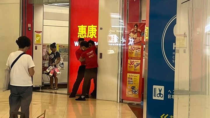 涉案男子被超市職員擒獲。fb:全港店舖消息