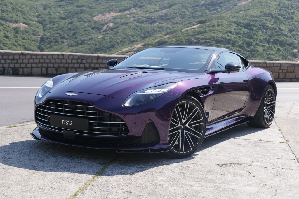 剛剛從英國空運抵港的全新Aston Martin DB12，全新霸氣造型配合獨特Storm Purple銀底紫色，魅力逼人。