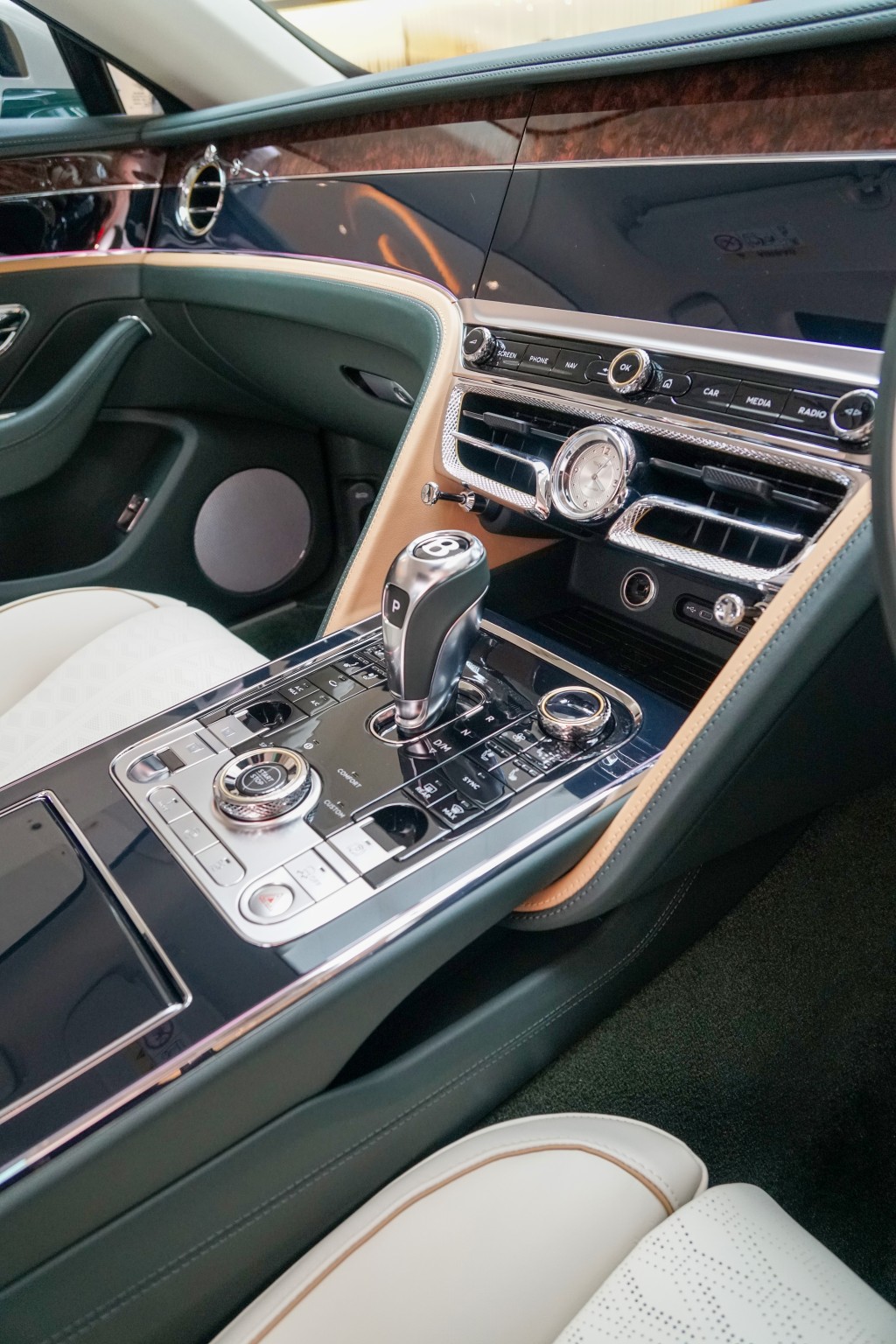 Bentley HK-DCH舉辦The Touch of Mulliner Exhibition:無論皮革或面板木飾,均配有不同材質及不同工藝,能夠打造獨一無二的Flying Spur。